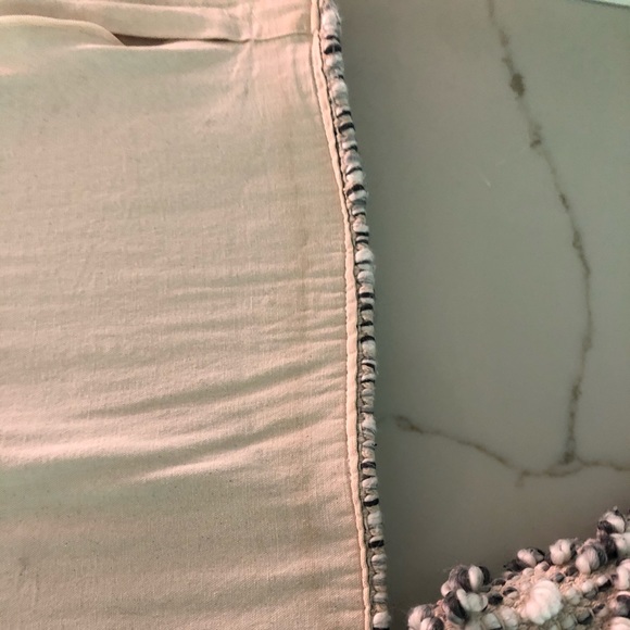 Two woven pillow covers - Picture 4 of 5